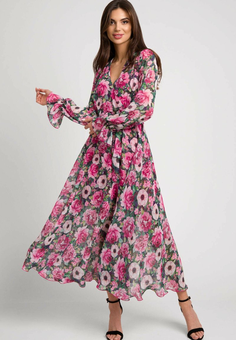 Sukienka maxi w zwiewnym materiale z intensywnym kwiecistym wzorem, w tym różowe róże i białe anemony. Długie rękawy z rozwianymi mankietami.