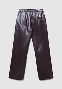 Dunkelviolette, glänzende Kunstlederhosen mit geradem Bein, ausgestattet mit einer Gesäßtasche und einer glatten, strukturierten Oberfläche.