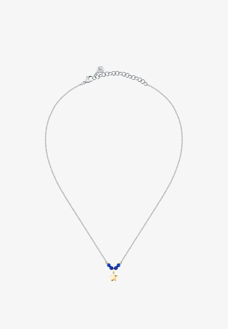 Collana in argento con perline decorative blu e un pendente a forma di stella dorata al centro. Caratterizzata da un gancio a moschettone e catena di estensione.