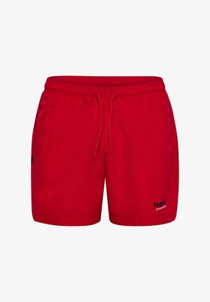 Czerwone szorty kąpielowe wykonane z lekkiego materiału, z elastycznym paskiem w talii, sznurkiem do regulacji oraz czarnym logo na dolnej lewej części.