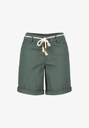 Pantaloncini verdi con risvolto, passanti per la cintura e una cintura di corda bianca legata a fiocco con perline di legno sul davanti.