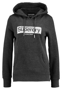 Dunkelgrauer Hoodie mit Kordelzug, Kängurutasche vorne und weißem Textdesign mit den Worten "Superdry" und "Premium Brand". Aus Baumwollmischung.