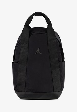 Juodas nailoninis kuprinė su struktūrizuota dizainu, turinti platų audinio diržų ir ryškų juodą Jumpman logotipą priekyje.