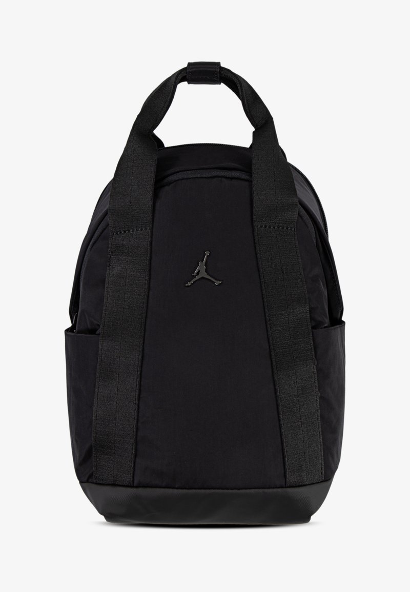 Sort nylon rygsæk med et struktureret design, der har brede stofremme og et fremtrædende sort Jumpman-logo på forsiden.