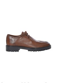 Scarpa in pelle marrone con punta arrotondata, cuciture decorative e suola in gomma nera con scanalature per la trazione. Design con lacci incluso.