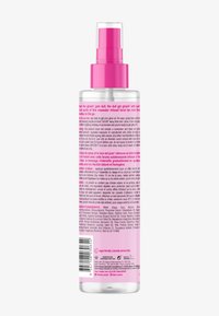 Flacone spray trasparente con tappo rosa, contenente un mist di abbronzatura infuso con acqua di rosa. Il testo sul retro fornisce istruzioni per l'uso e ingredienti.