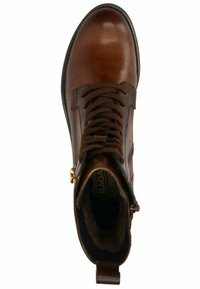 Bottine en cuir marron avec un bout arrondi, un laçage à l'avant, une fermeture éclair sur le côté et des accents en métal doré. Doublure douce et surface texturée.
