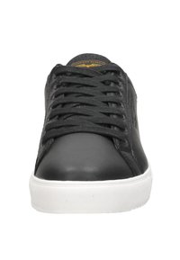 Zwarte leren sneaker met een gladde afwerking, witte rubberen zool, ronde neus, platte veters en een gestructureerd zijpatroon. Gouden logo-details op de tong.