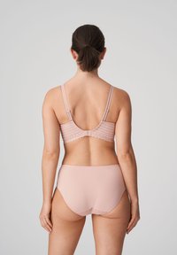 Ljusrosa lingerie-set bestående av en spetsprydd, texturerad bh och släta höga trosor, designad för komfort och stöd.