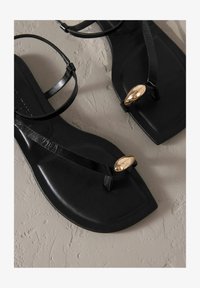 Valitud, black leather