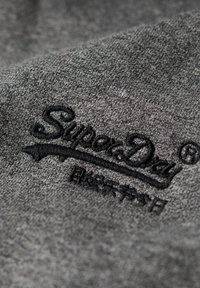 Superdry & Co ESSENTIAL LOGO HOOD TRACK  - Sudadera con cremallera - volcanic black grit