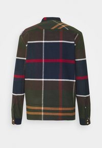 Camicia a maniche lunghe a quadri in verde scuro, blu navy e bordeaux. Presenta linee bianche e rosse, un colletto e polsini con bottoni. Il tessuto sembra essere testurizzato.