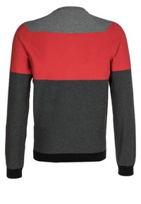 Tröja med långa ärmar, rund halsringning och färgblockdesign i rött, grått och svart. Tillverkad av stickat tyg.