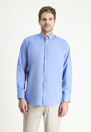 Lichtblauwe button-up shirt met lange mouwen, een puntige kraag, een gladde textuur en een rechte zoom, met zes knopen aan de voorkant.