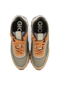 Zapatillas deportivas beige y naranja con un diseño de tejido texturizado en la parte superior, sistema de cordones, suela acolchada y logotipo en la lengüeta.