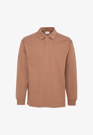 Garšā piedurkne polo krekls gaiši brūnā krāsā, izgatavots no mīksta auduma ar standarta apkakli un pogu slēgšanu, ar ribotiem aprocēm.