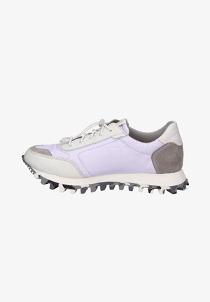 Chaussure de sport lilas clair avec des accents en cuir blanc et en daim gris. Présente une semelle en caoutchouc texturé avec des crampons proéminents pour une meilleure adhérence.