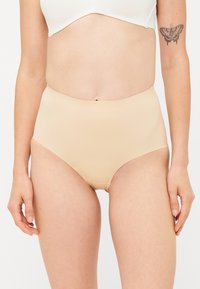 Beige hogwaist ondergoed gemaakt van zachte, gladde stof met een naadloos ontwerp en geen zichtbare stiksels, met een eenvoudige silhouet.