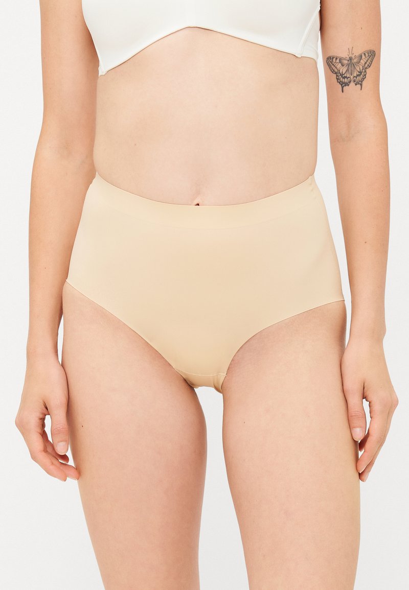 Beige hogwaist ondergoed gemaakt van zachte, gladde stof met een naadloos ontwerp en geen zichtbare stiksels, met een eenvoudige silhouet.