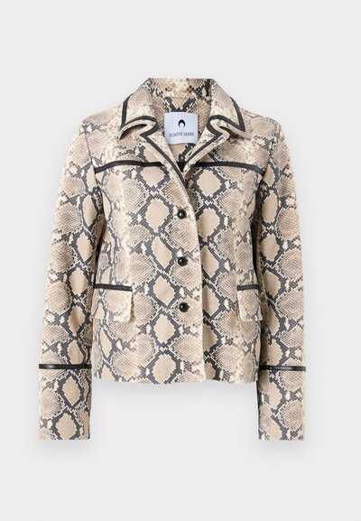 Chaqueta con estampado de serpiente, en beige y negro, con un corte entallado, dos bolsillos frontales y un ribete en contraste a lo largo del cuello y los bolsillos.