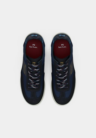 Baskets bleu marine avec un mélange de matériaux lisses et texturés, dotées de lacets contrastés, d'un col rembourré et d'un logo embossé.