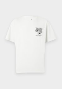Λευκό T-shirt με κοντά μανίκια, μικρό μαύρο λογότυπο "Dickies" και καρτούν χαρακτήρα που κρατά εργαλεία στο άνω αριστερό μέρος του στήθους.