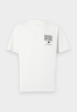 Λευκό T-shirt με κοντά μανίκια, μικρό μαύρο λογότυπο "Dickies" και καρτούν χαρακτήρα που κρατά εργαλεία στο άνω αριστερό μέρος του στήθους.