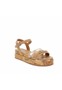 Sandal da piattaforma color tan con due cinturini orizzontali, un accento metallico e un design decorativo a mappa sulla suola a cuneo. Inclusa una cintura regolabile alla caviglia.