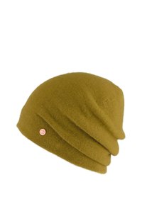 Olijfgroene beanie van zacht breiwerk, met een slouchy ontwerp en een klein metalen logoaccent aan de zijkant.
