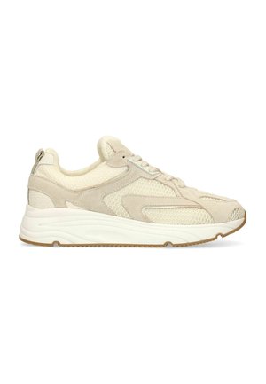 Beige lage sneaker met mesh- en suèdepanelen, witte dikke zool en gevoerde kraag, getoond vanaf de buitenkant op een witte achtergrond.