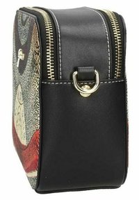 Borsa cosmetica rettangolare in tessuto testurizzato con un lato a fantasia, retro in pelle sintetica nera e dettagli in zip dorata.