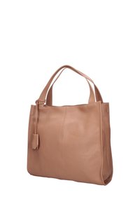 Leren shopper in lichtbeige met een zachte textuur, voorzien van twee handvatten en een klein afneembaar label. Eenvoudig, gestructureerd ontwerp met naaddetails.