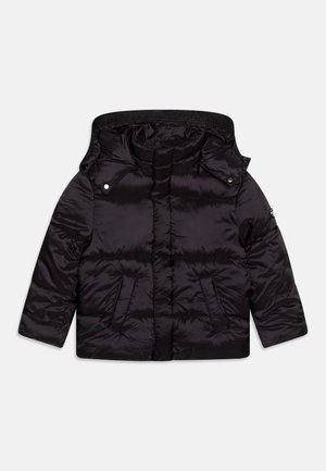 Černá zateplená bunda s kapucí, se zipem, dvěma předními kapsami a prošívaným designem. Lesklý nylonový materiál s elastickými manžetami.