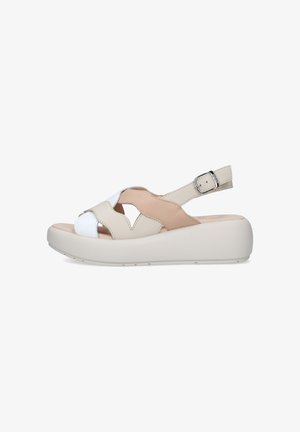 Sandalo platform in pelle beige e bianca con punta aperta, design traforato e cinturino regolabile con fibbia su suola bianca, vista laterale.