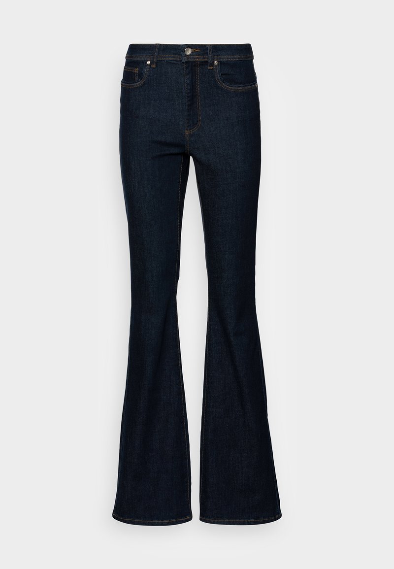 Jean en denim bleu foncé à coupe évasée avec fermeture à boutons sur le devant, cinq poches et coutures apparentes orange sur un fond clair uni.