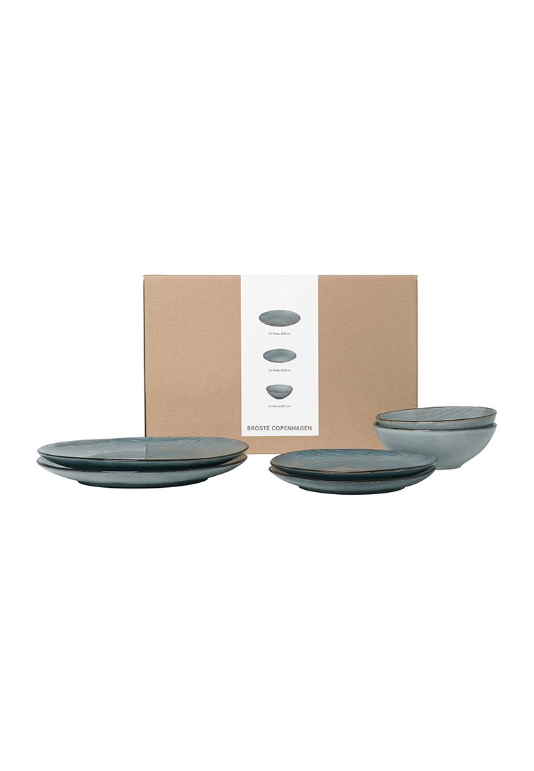 Set aus drei Keramiktellern in dunkelblauen und grauen Tönen, mit einem strukturierten Rand und einer glatten Oberfläche. Verpackt in einer schlichten Pappschachtel.