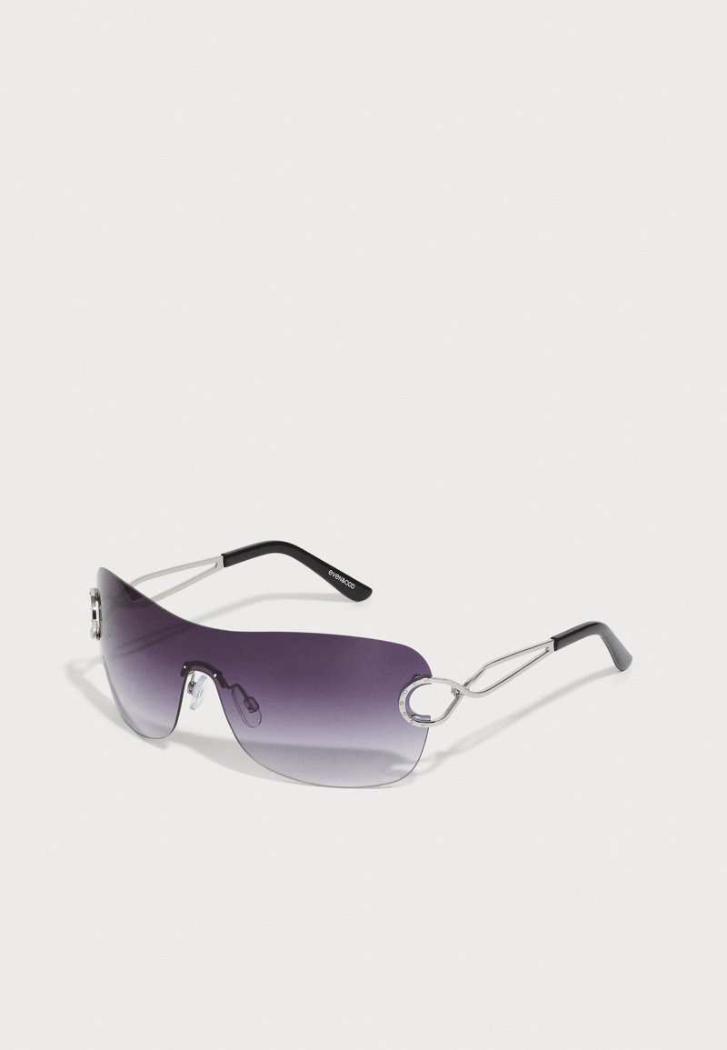 Óculos de sol com uma armação preta elegante, lentes roxas em degradê e detalhes prateados. Apresenta hastes finas de metal e um detalhe circular distinto.