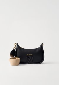 Černá kabelka z vroubkované kůže s pleteným popruhem a zlatými detaily. Obsahuje vykrojený akcent loga a odnímatelný béžový popruh. Kompaktní tvar.