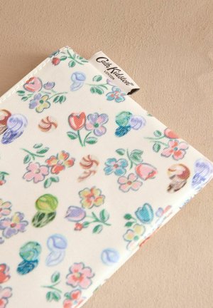 Blomstret pung i bomuldsblanding, med pastelfarvede blomster og skaller på en cremefarvet baggrund. Pyntet med et mærketag.