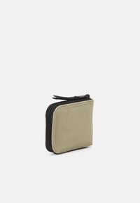 Portafoglio con zip color khaki e accenti neri, forma rettangolare, tessuto lavorato e chiusura con zip. Design compatto, adatto per carte e monete.