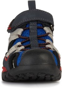 Scarpa sportiva blu e nera con punta in gomma, tomaia in mesh traspirante, accenti grigi e dettagli rossi. Include una fascia in velcro e lacci.
