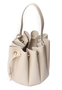 Borsa a secchiello beige con design plissettato, chiusura con cordoncino regolabile, hardware in tonalità oro e un manico singolo. Texture in finta pelle liscia.