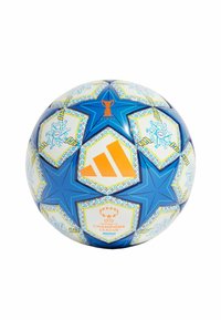 Nogometna lopta plave i bijele boje s uzorkom, na kojoj se nalaze petokrake zvijezde, brending UEFA UEFAŽenske Lige prvaka i narančasti logotip.