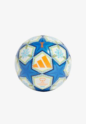 Nogometna lopta plave i bijele boje s uzorkom, na kojoj se nalaze petokrake zvijezde, brending UEFA UEFAŽenske Lige prvaka i narančasti logotip.
