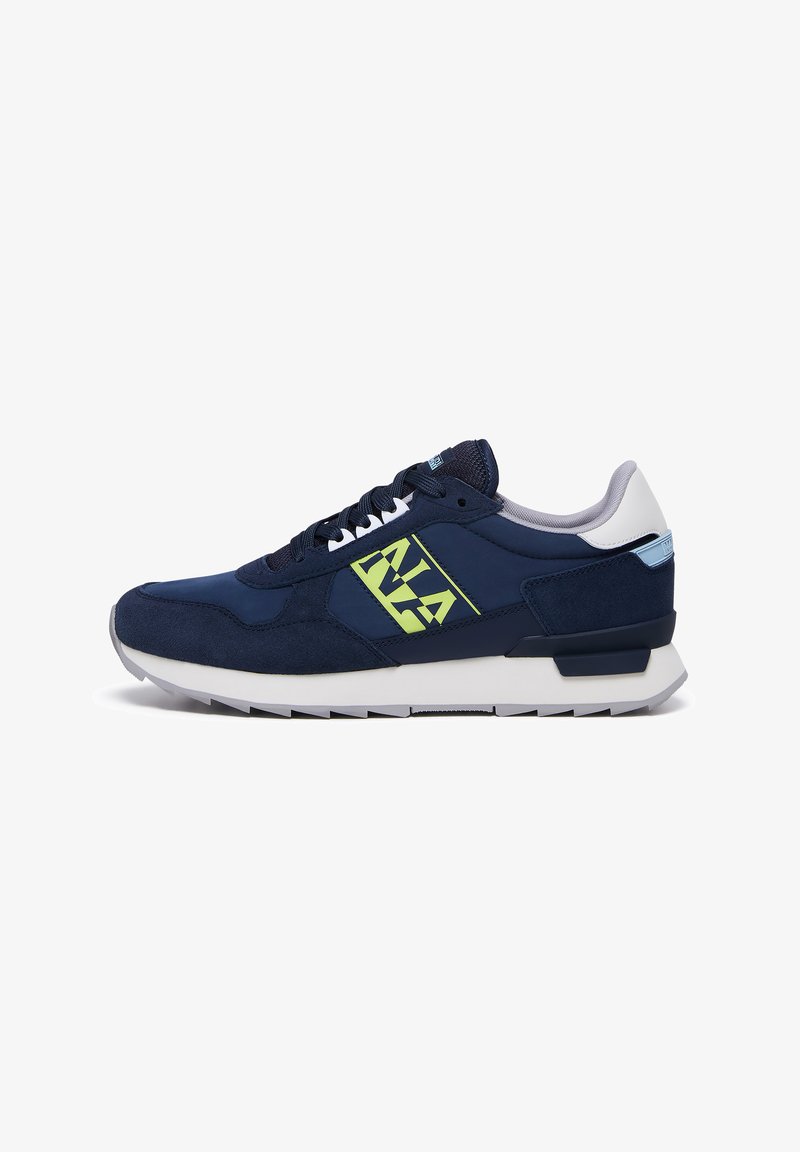Sneakers blu navy con un mix di materiali scamosciati e in mesh. Presentano un logo giallo prominente, dettagli bianchi e una suola spessa e imbottita.