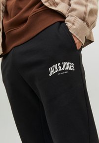 Jack & Jones JPSTKANE JOSH - Tracksuit bottoms - black