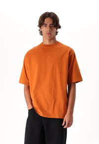 Oakley SOHO TEE - Pamata T-krekls - ginger