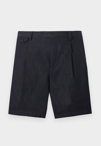 Μαύρα σορτς με ραφή, πιέτες μπροστά, θηλιές για ζώνη, πλαϊνή τσέπη με κουμπί και κλείσιμο με κουμπί σε ουδέτερο φόντο.