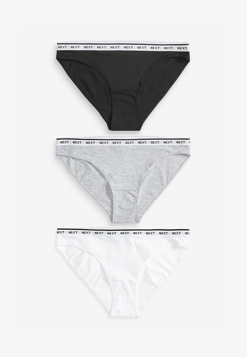 Tre paia di mutande da donna: neri, grigi e bianchi, con morbidi elastici in vita che presentano un logo "NEXT" ripetuto in nero. Materiale in cotone, design basic.