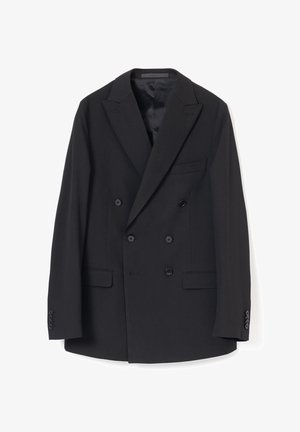 Blazer negro de hombre de doble botonadura con solapas pico, cuatro botones delanteros, dos bolsillos con solapa, un bolsillo en el pecho y puños con botones.